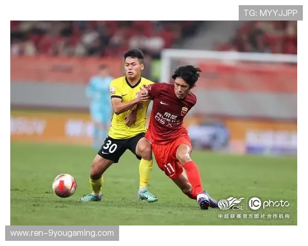 上海海港左路突破成功，武磊外脚背兜射破网——点亮海港夜晚的瞬间